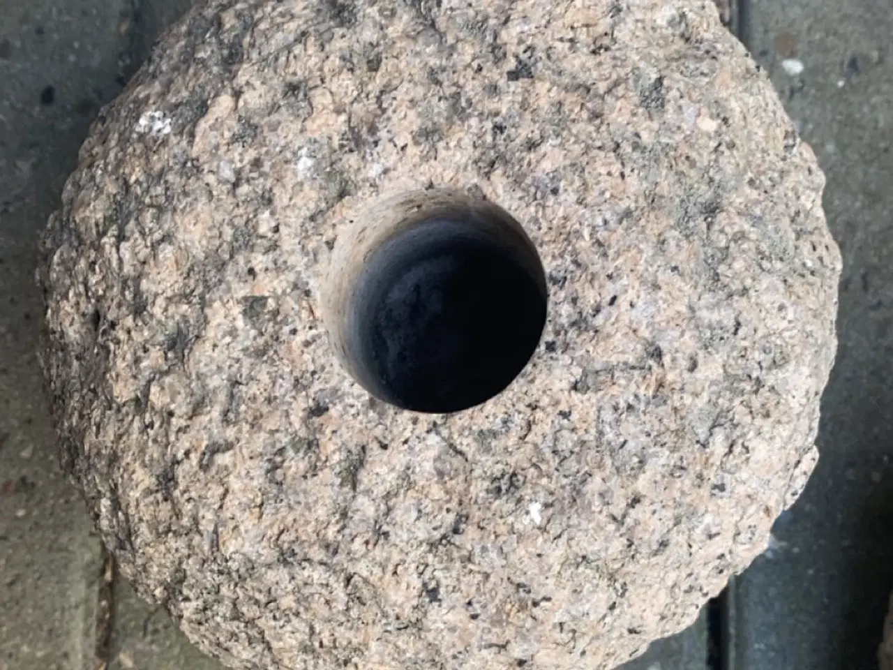 Billede 3 - Granit stenkrukke med hul i midten