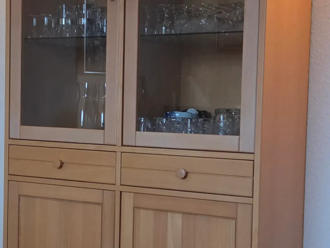 Billede 1 - Vitrineskab i massiv bøg