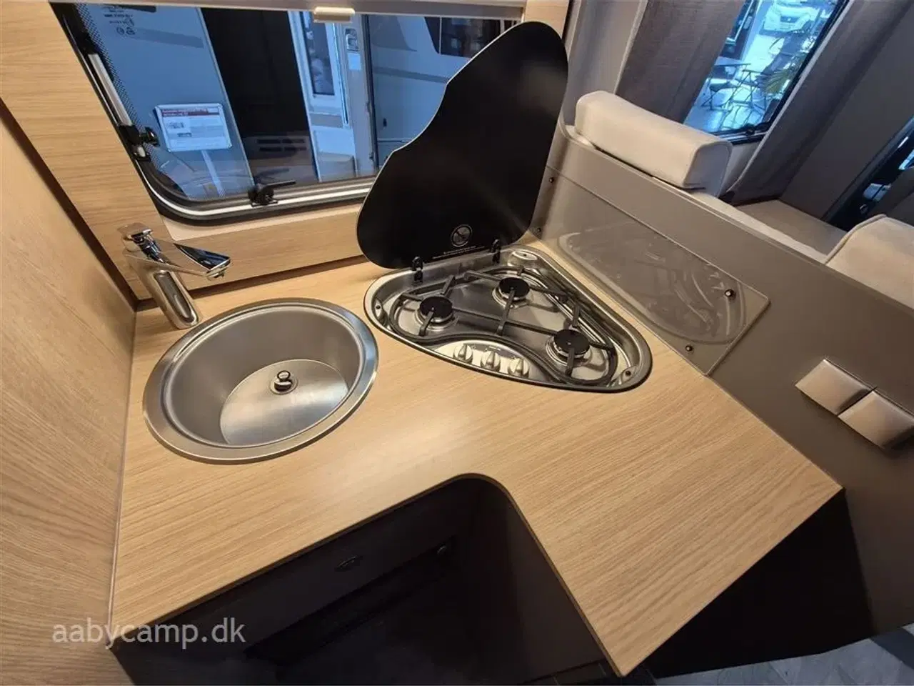 Billede 14 - 2023 - LMC Tourer H730 G Lift   Markise. solcelle. 200Ah lithium. 2000w inverter. 2x tv. Avara alarm. gulvtæppe. kompressor køleskab. Thetford ovn. gulvarme. undervognsbehandlet og lakforseglet.