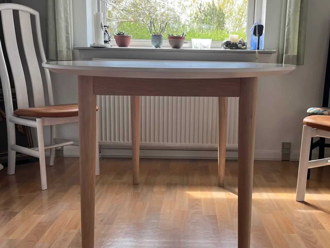 Billede 2 - Spisebord / ellipseformet- hvid laminat 