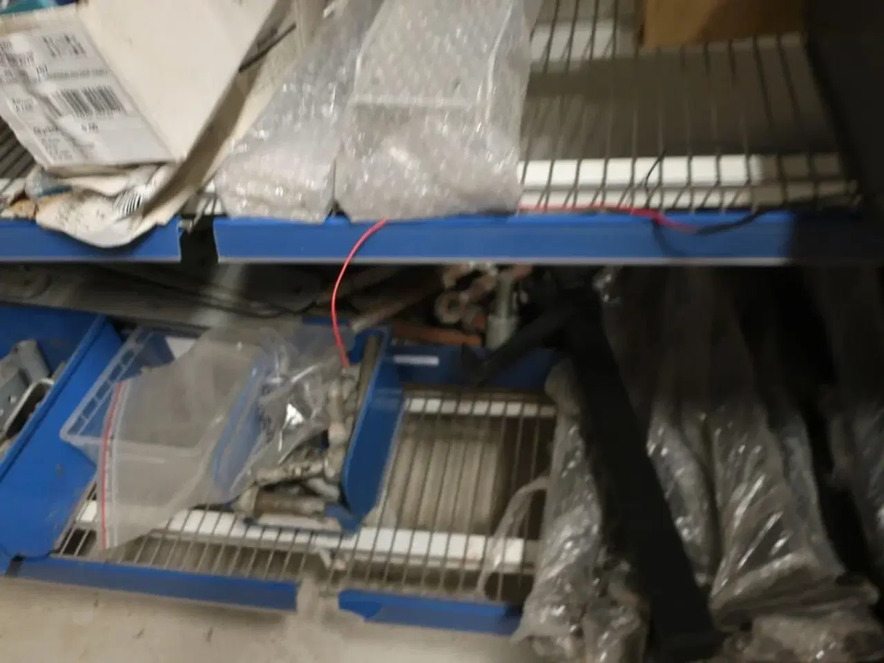 Billede 18 - 2 fag salgsreoler inkl. indhold (se billeder)