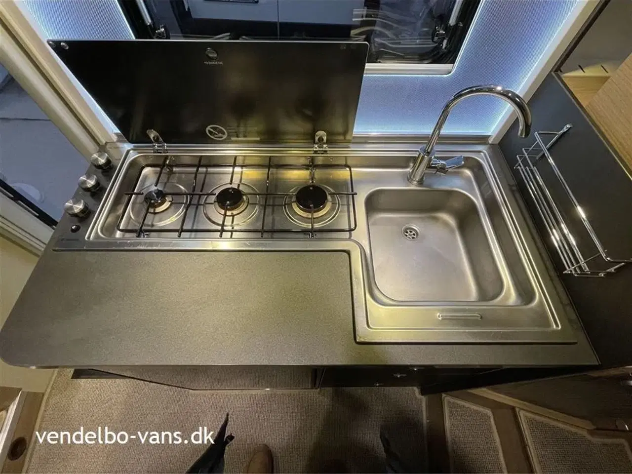 Billede 22 - 2018 - Adria Compact SLS   Smal camper på under 6 m længde - tryk på knappen og den vokser!