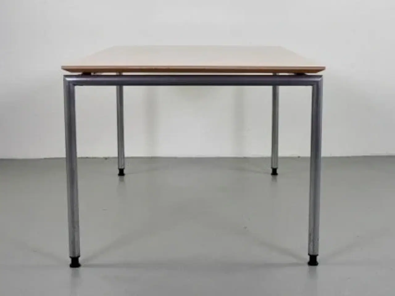 Billede 3 - Rumas konference-/mødebord med plade i birk og grå ben