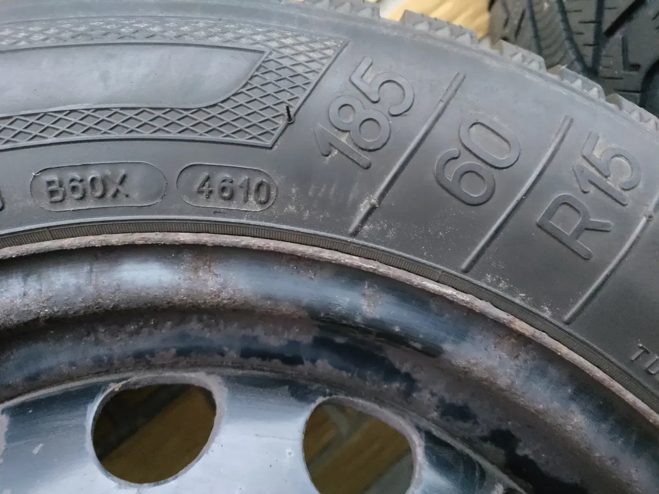 Billede 5 - Stålfælge med vinterdæk og navkapsler