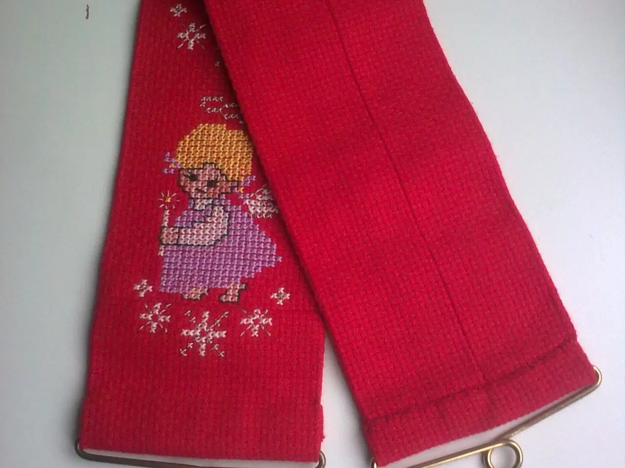 Billede 2 - Englebørn ding ding ding og ding korssting på rød 