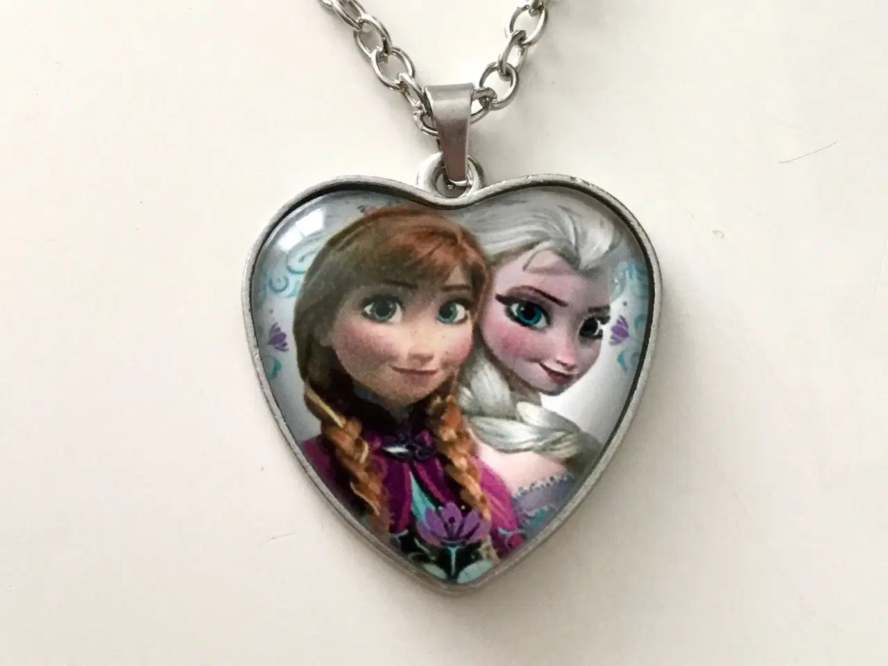 Billede 1 - Frost halskæde med Elsa og Anna hjertehalskæde 