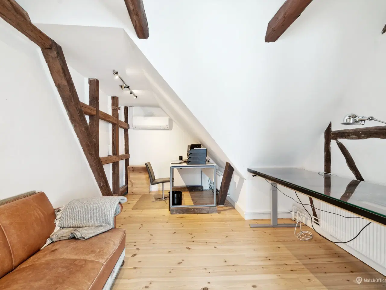 Billede 11 - Højt til loftet. blotlagte bjælker, altan og særdeles centralt beliggende