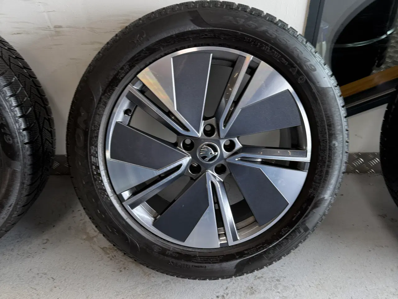 Billede 3 - Originale 19” Skoda enyaq fælge med vinterdæk