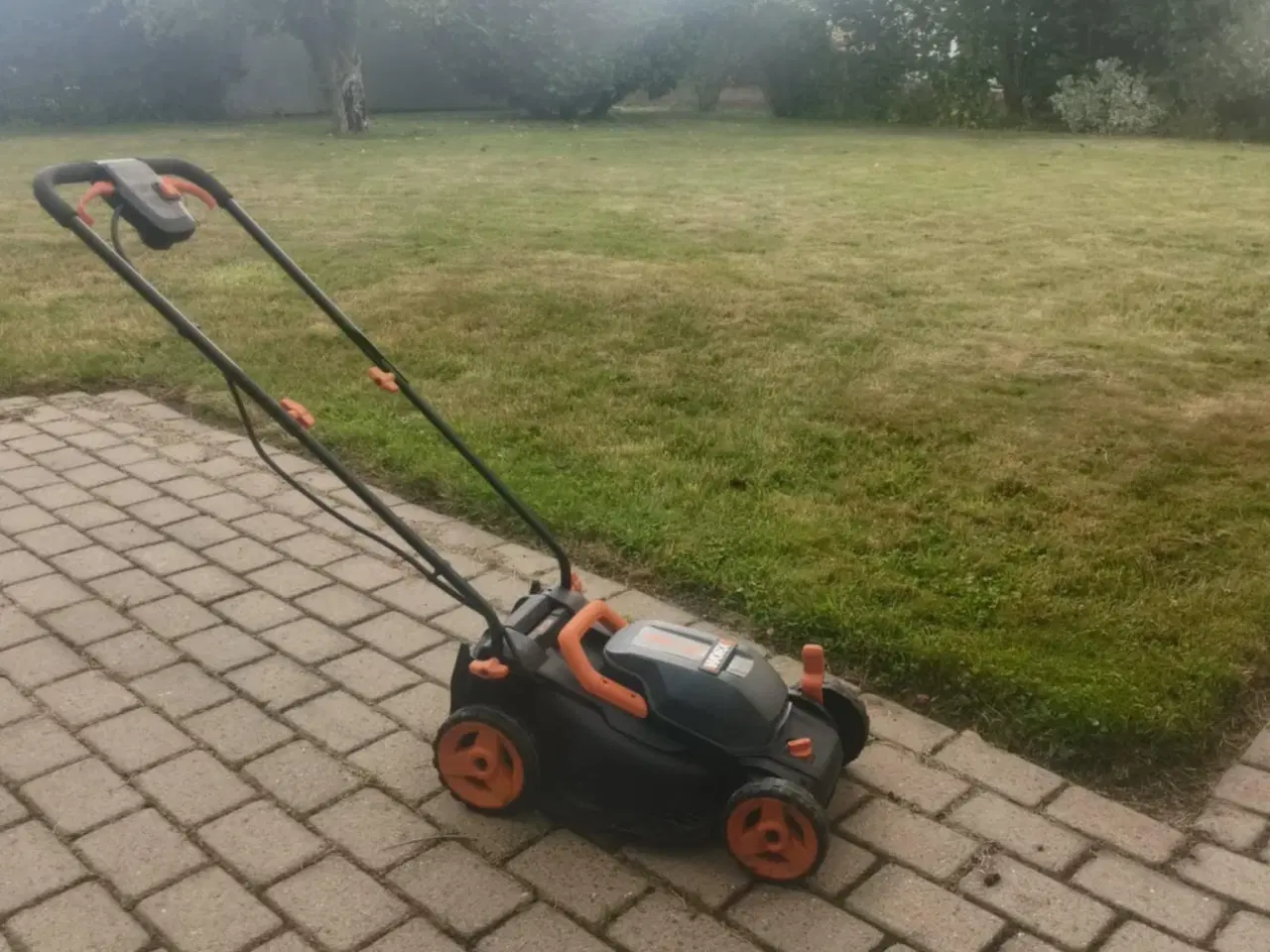 Billede 1 - Worx Akkuplæneklipper WG779E 20V med oplader