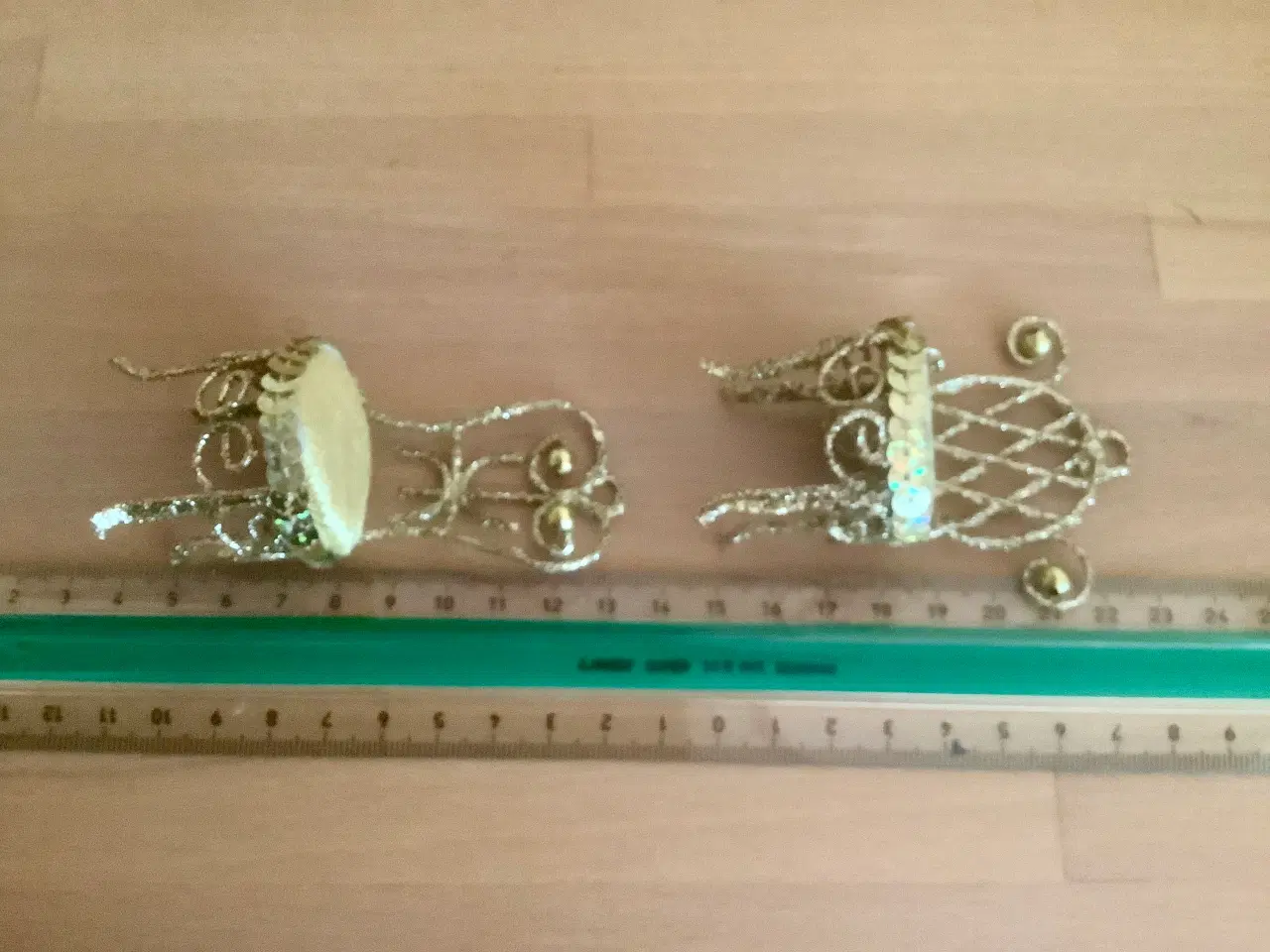 Billede 3 - Miniature stole med glimmer og perler.