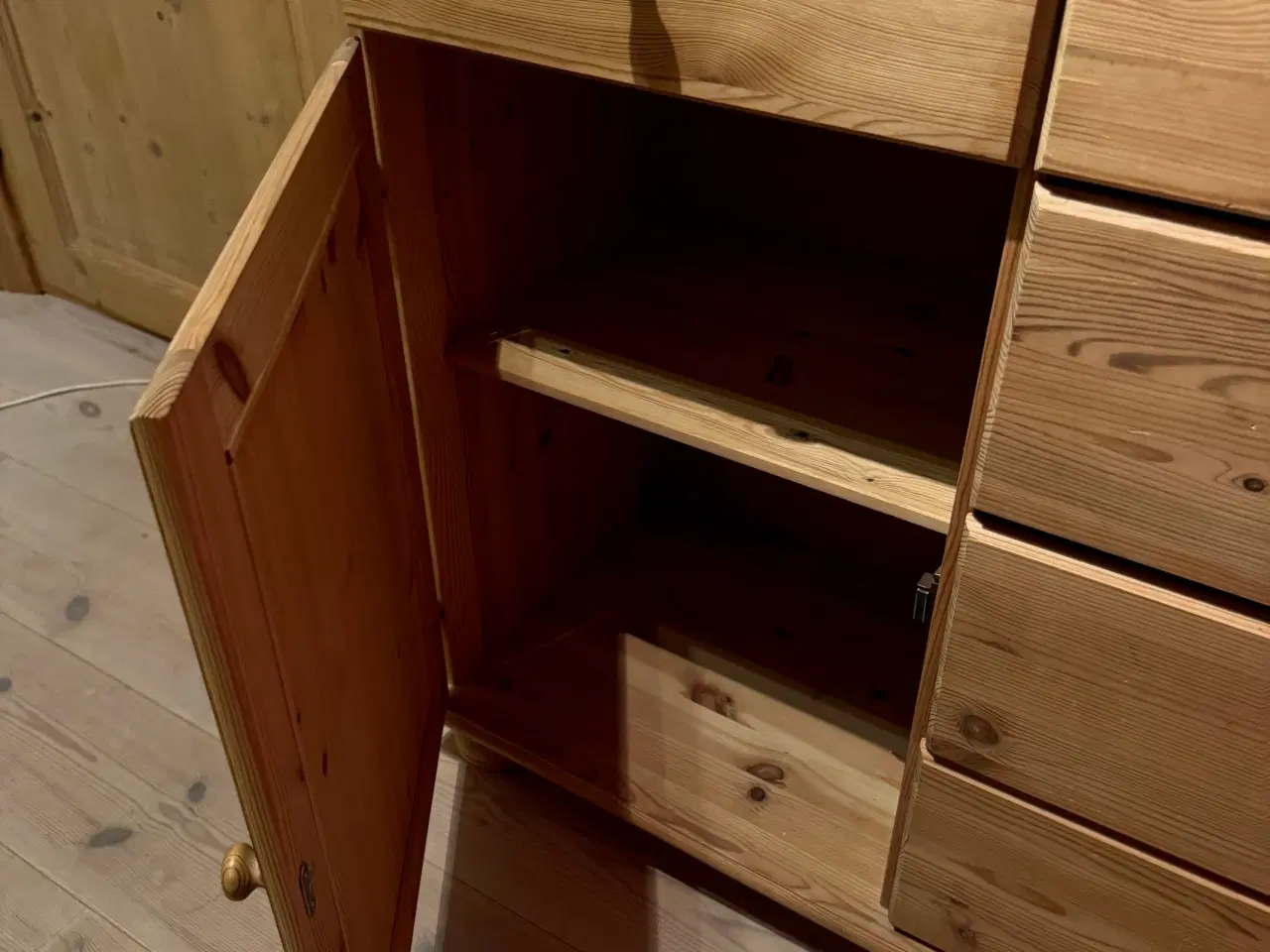 Billede 2 - Pæn kommode i fyrretræ