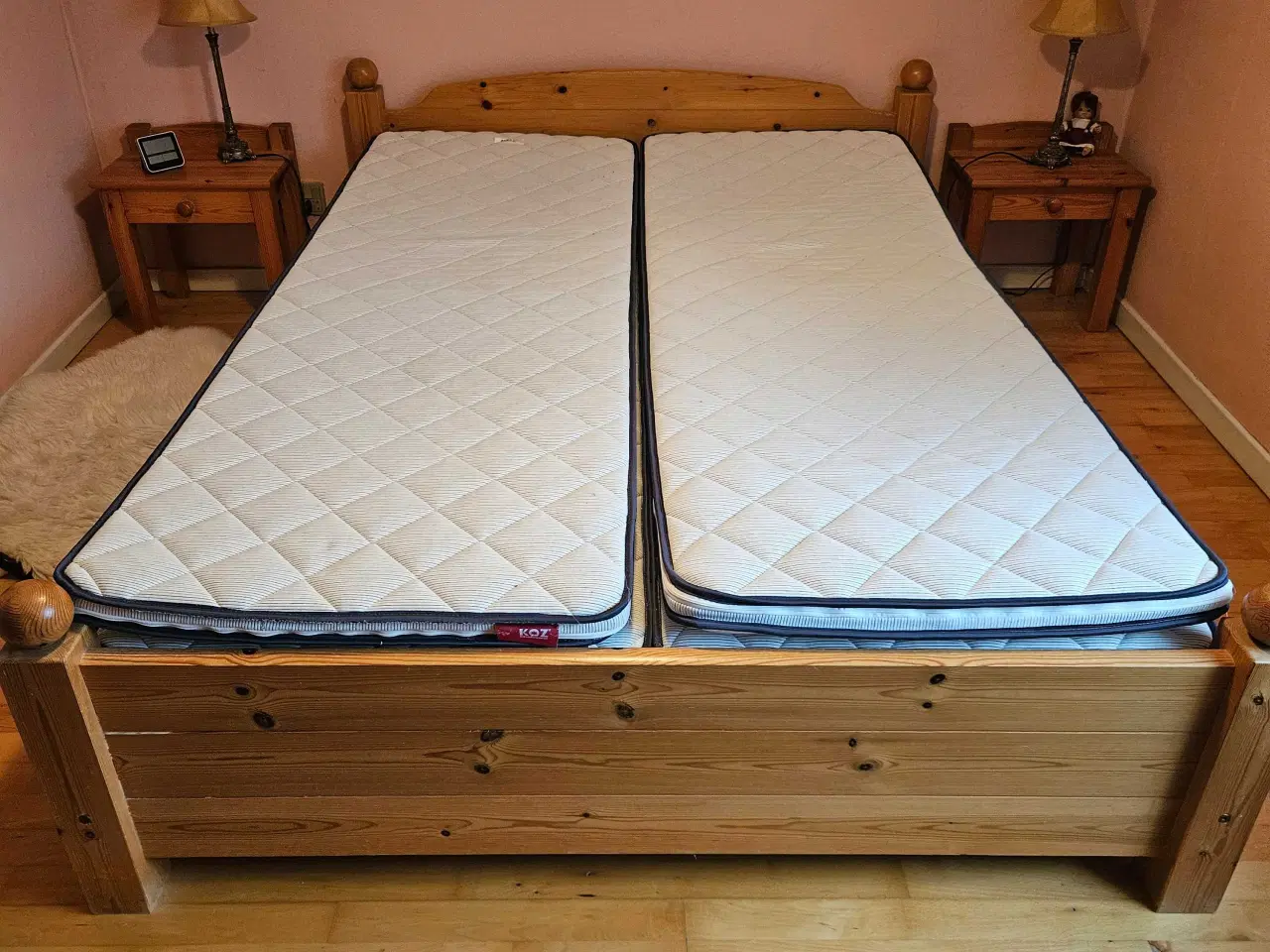 Billede 1 - Fyrretræs seng med sengebord