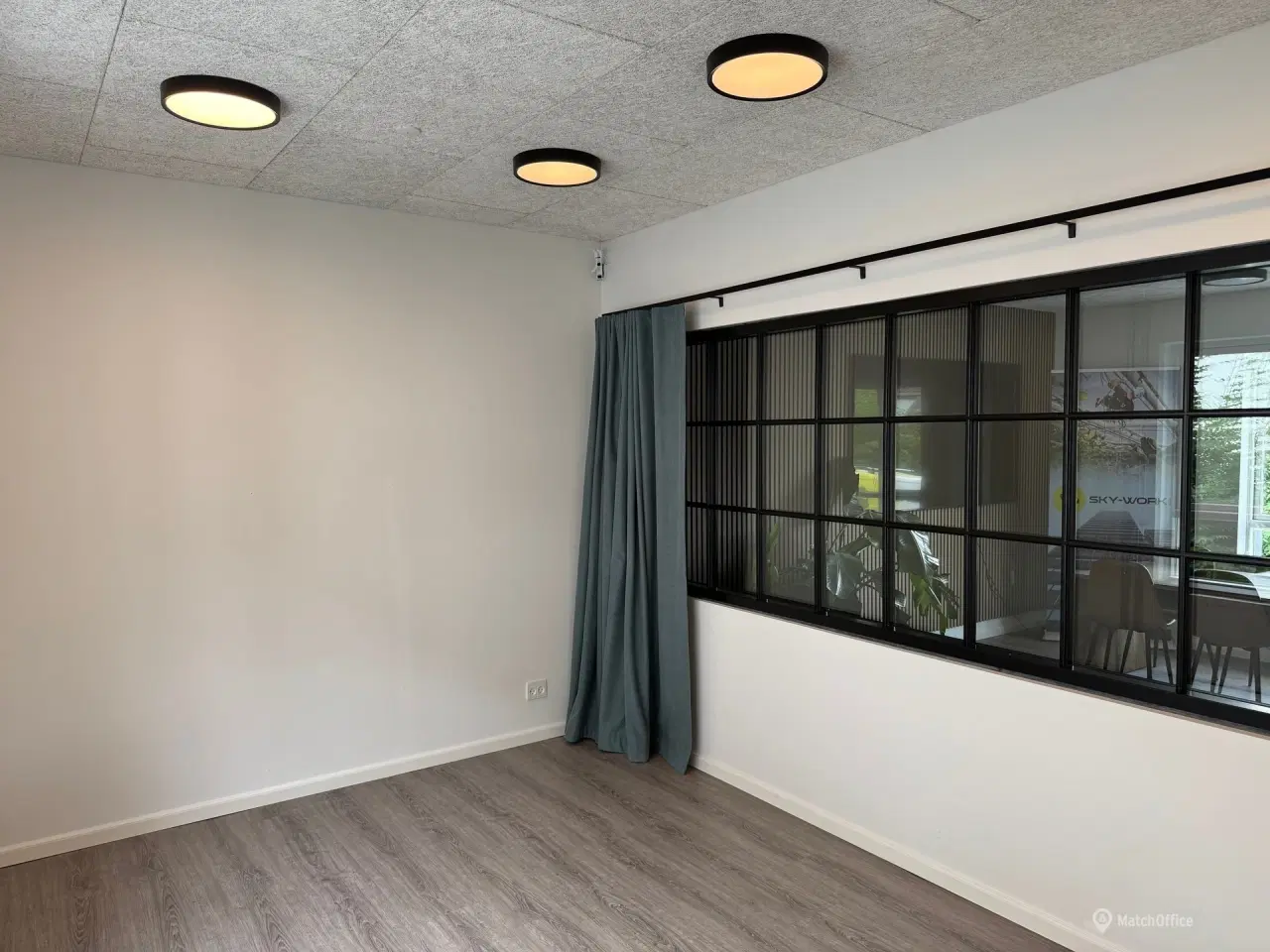 Billede 3 - Lyst og nyistandsat kontorlejemål i Brøndby – 14 m² med plads til 3 arbejdsstationer