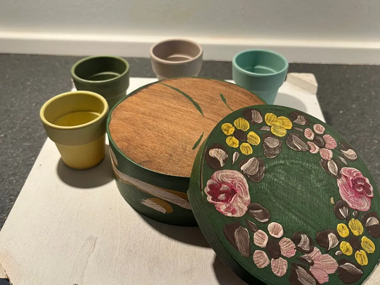 Billede 2 - Retrosæt: træskrin og 4 farverige små krukker