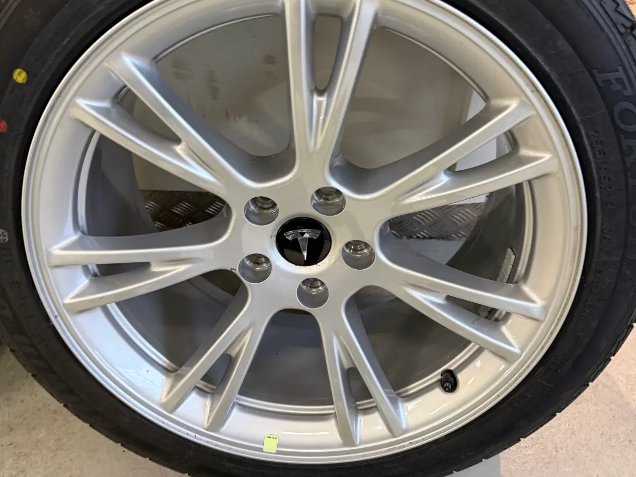 Billede 4 - Nye originale 19” Tesla y fælge med nye vinterdæk 
