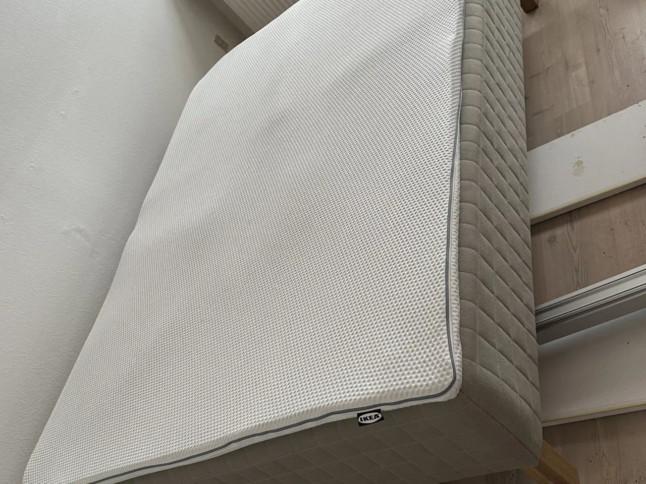 Billede 1 - Næsten ny boxmadras med topmadras og ben