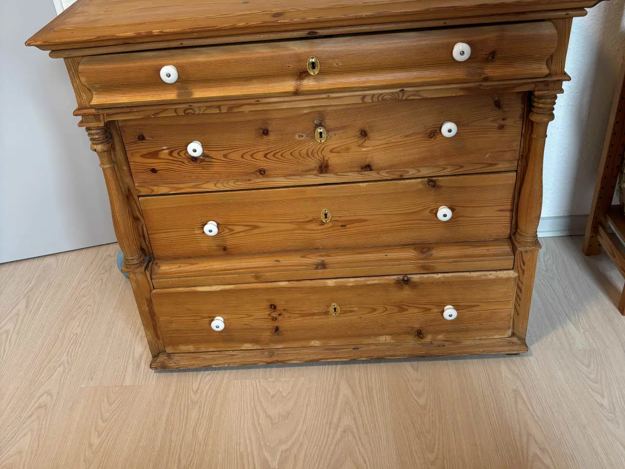 Billede 1 - Antik afsyret fyrretræskommode.
