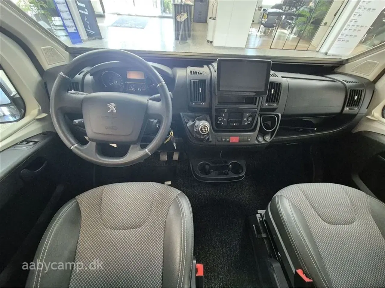 Billede 8 - 2023 - Tourne 6.0   solcelle. 200 Ah lithium Batteri. 2000w Inverter. kompressor køleskab. Elektrisk gulvvarme. Webasto Dieselfyr. Anhængertræk. udvendig bruser. Kun 43,000 km!!!