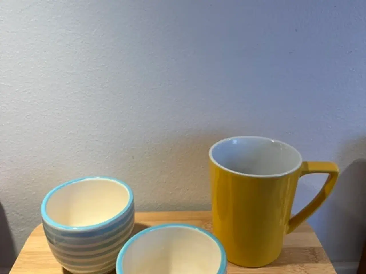Billede 1 - Retro hygge-pakke: 2 urtepotter & gul Brønnum kop