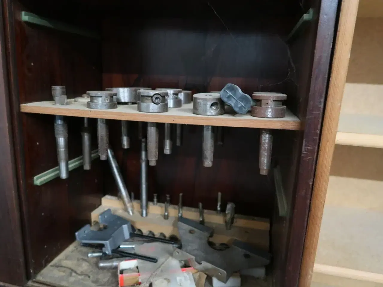 Billede 3 - 2 stk. vægskabe med div. Værktøj m.m.