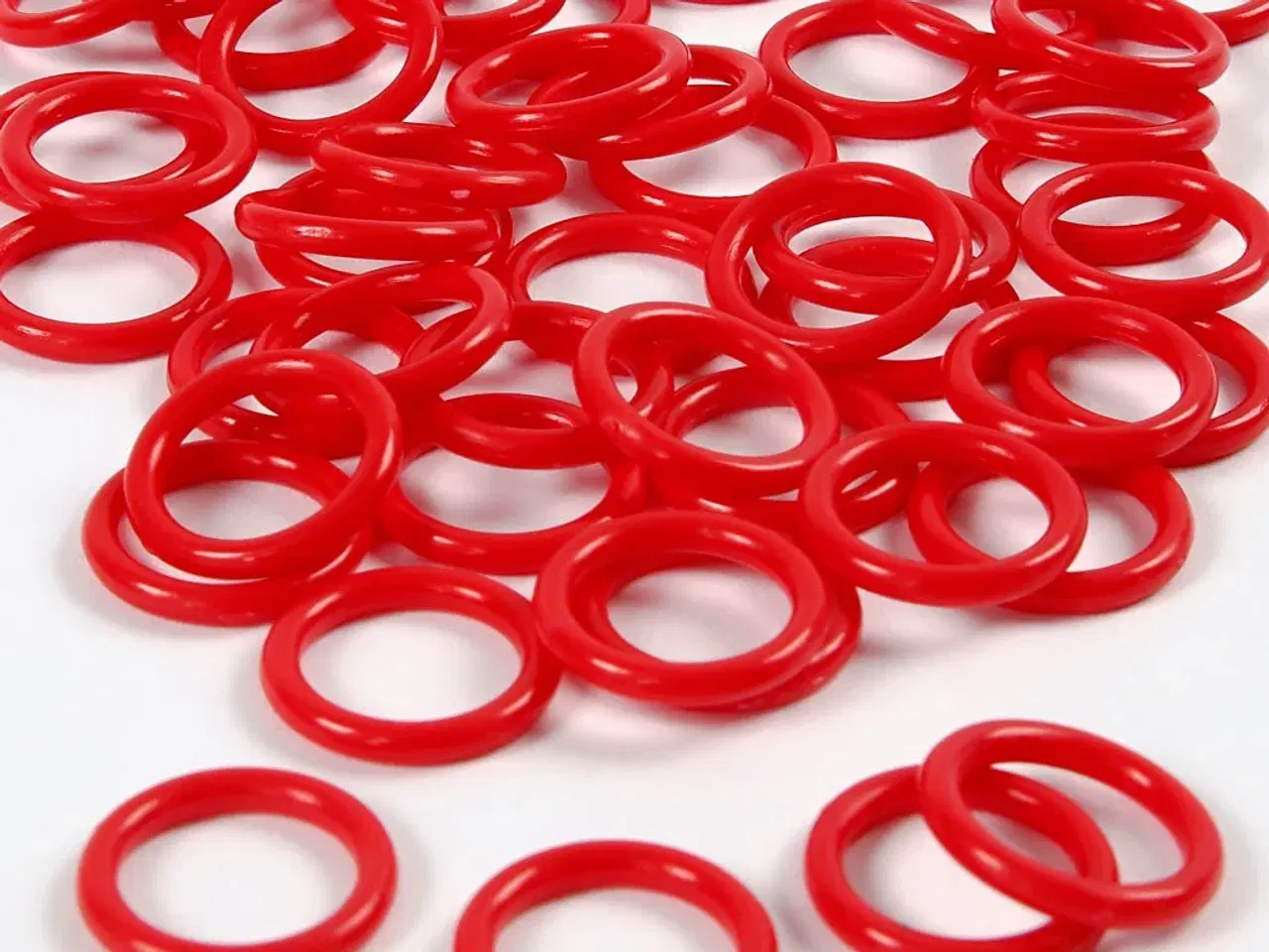 Billede 1 - Røde plastringe 15 mm - 50 stk. til kreative projekter