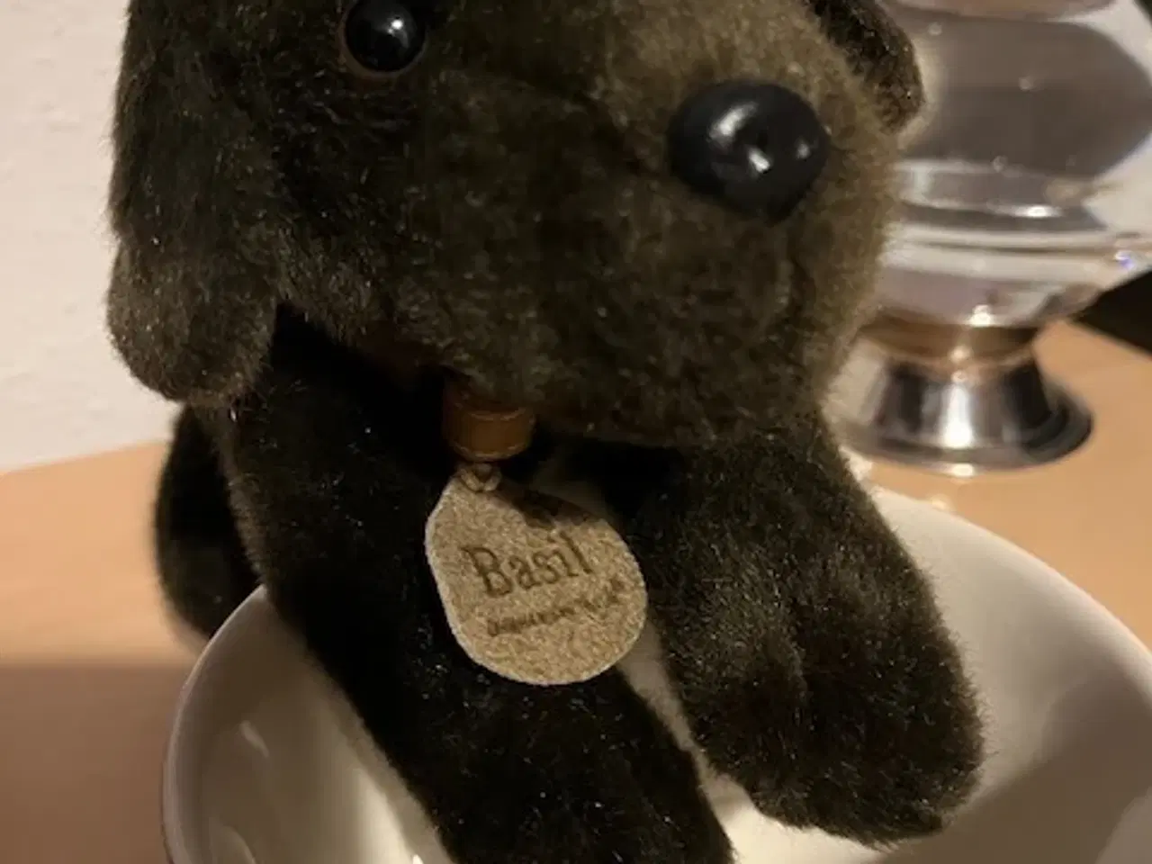 Billede 1 - Sød, blød "Basil" Chocolate Labrador fra Keel Toys