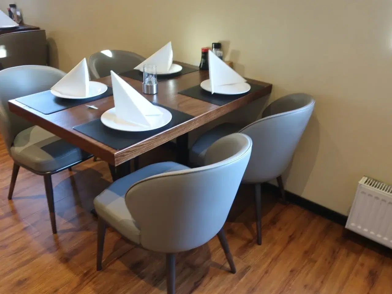 Billede 4 - 4 borde og 16 nye stole