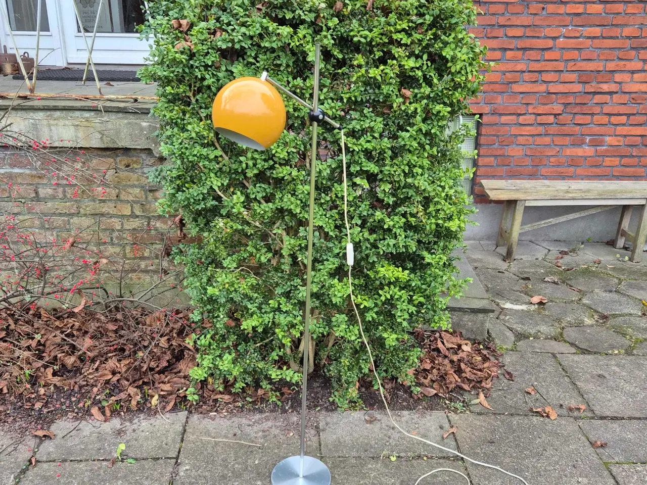 Billede 3 - Gulvlampe med karrygul kugleskærm
