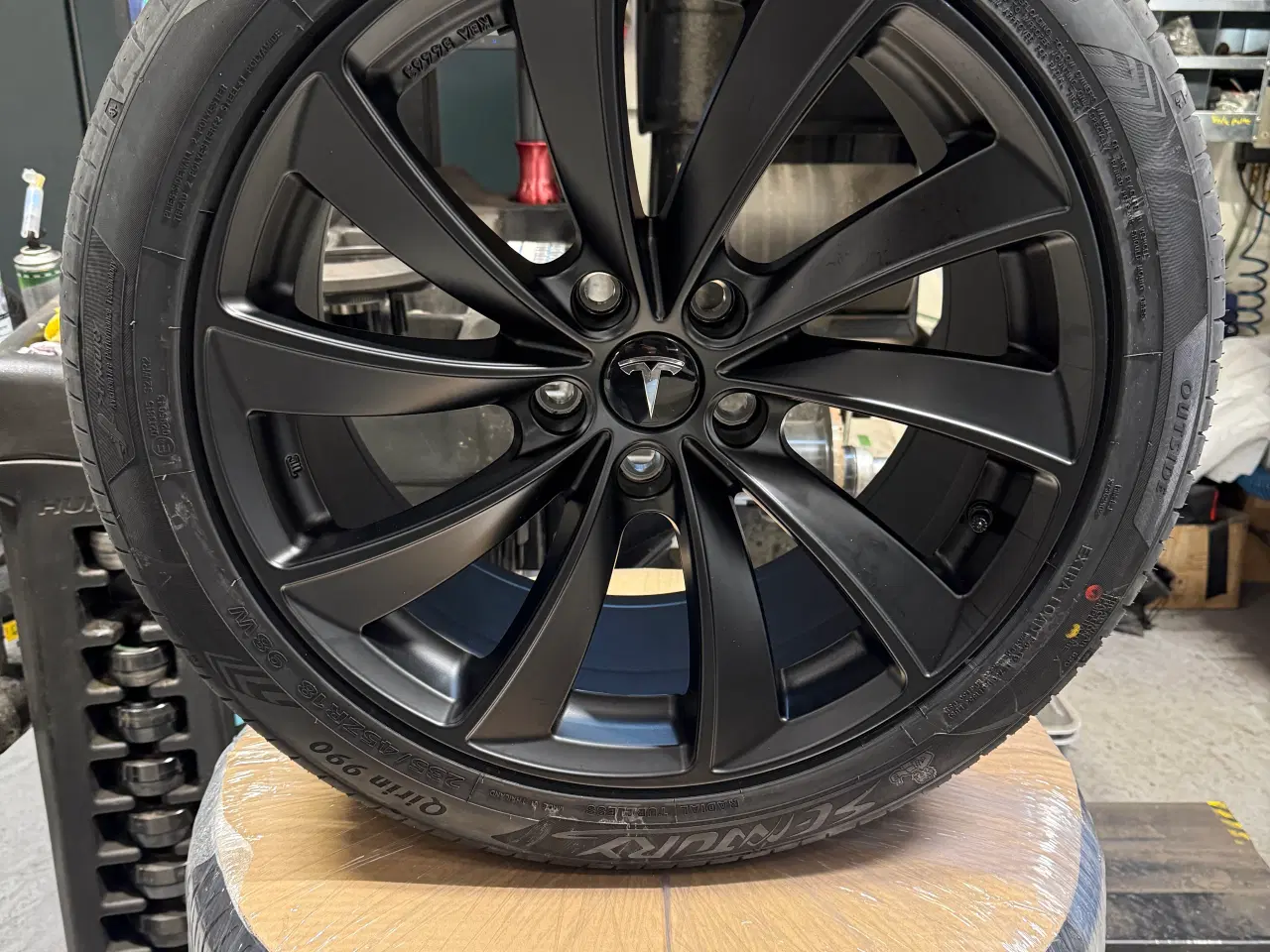 Billede 2 - Nye 18” Tesla 3 alufælge med nye sommerdæk 