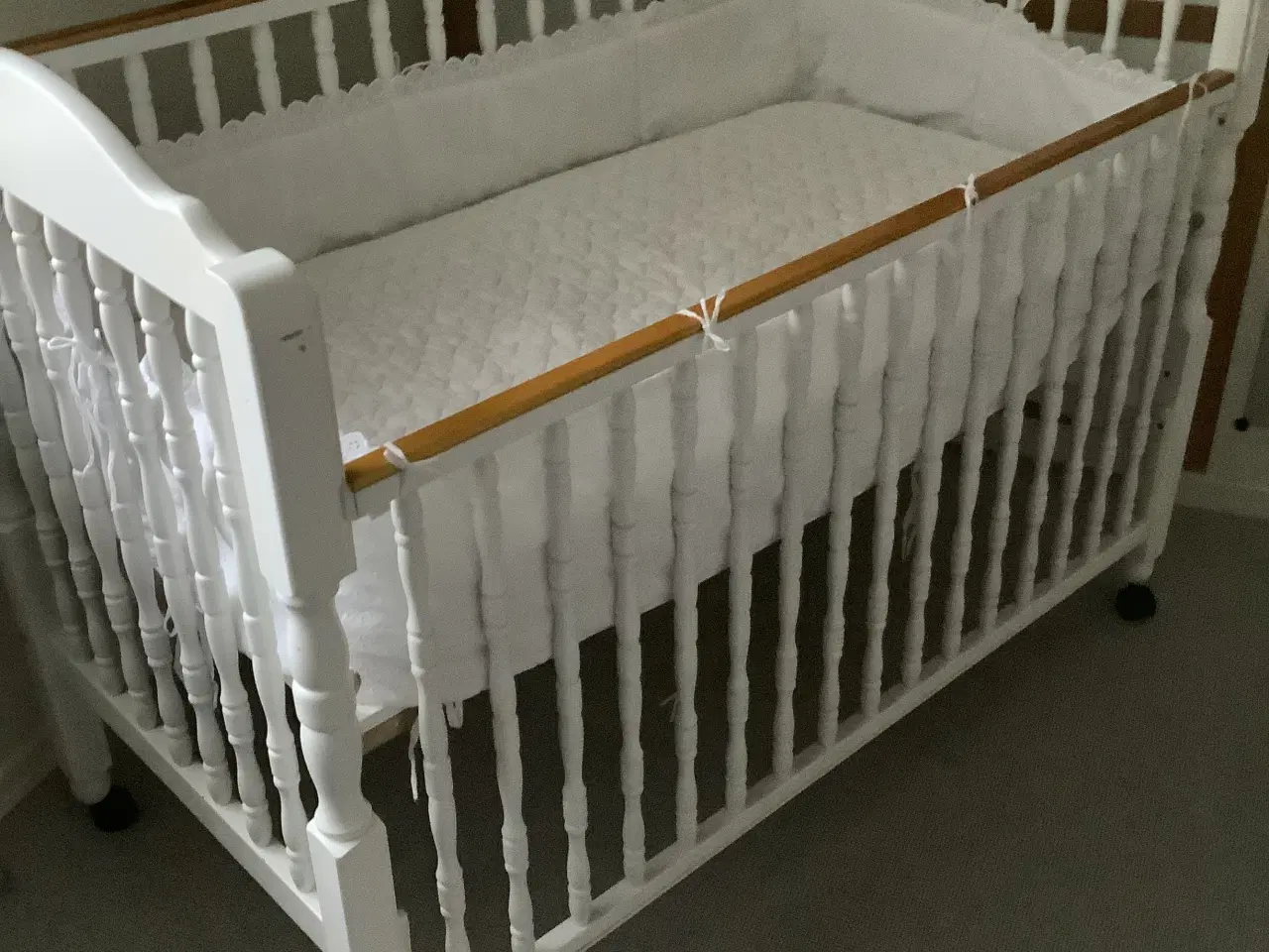 Billede 1 - Barneseng hvid m. Hæve bund