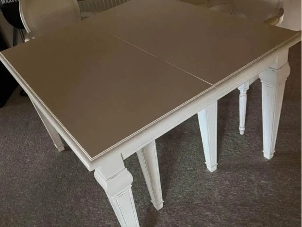 Billede 1 - Massivt udtræksbord med 8 rokokostole