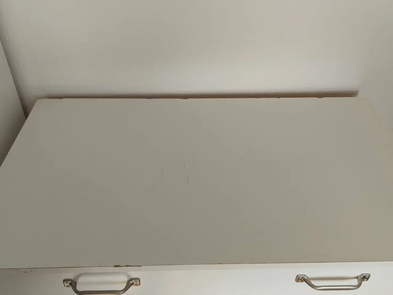 Billede 1 - Rummelig hvid kommode – 5 skuffer (Klassisk stil)