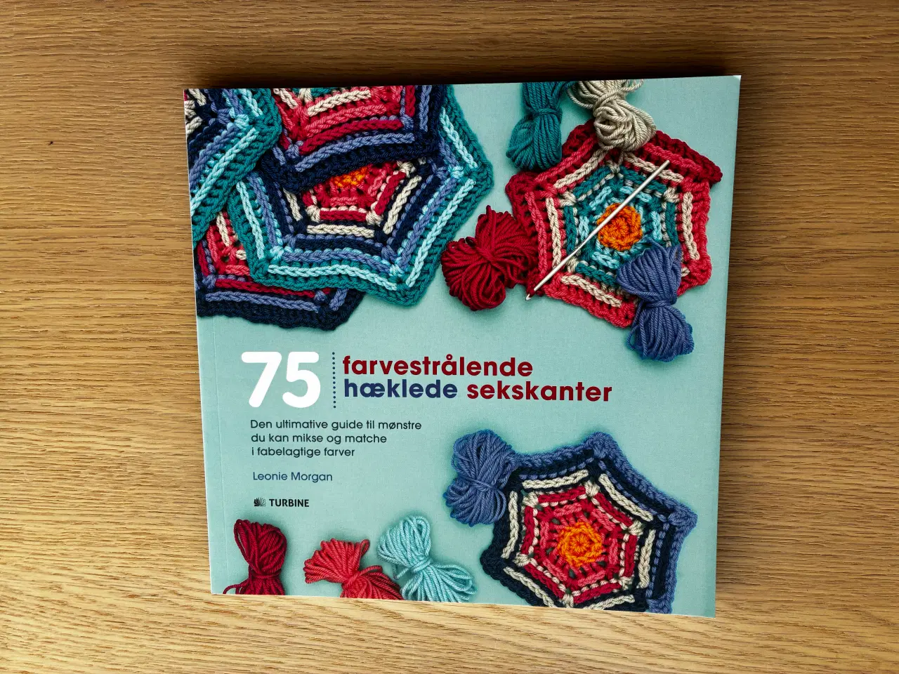 Billede 1 - 75 farvestrålende hæklede sekskanter