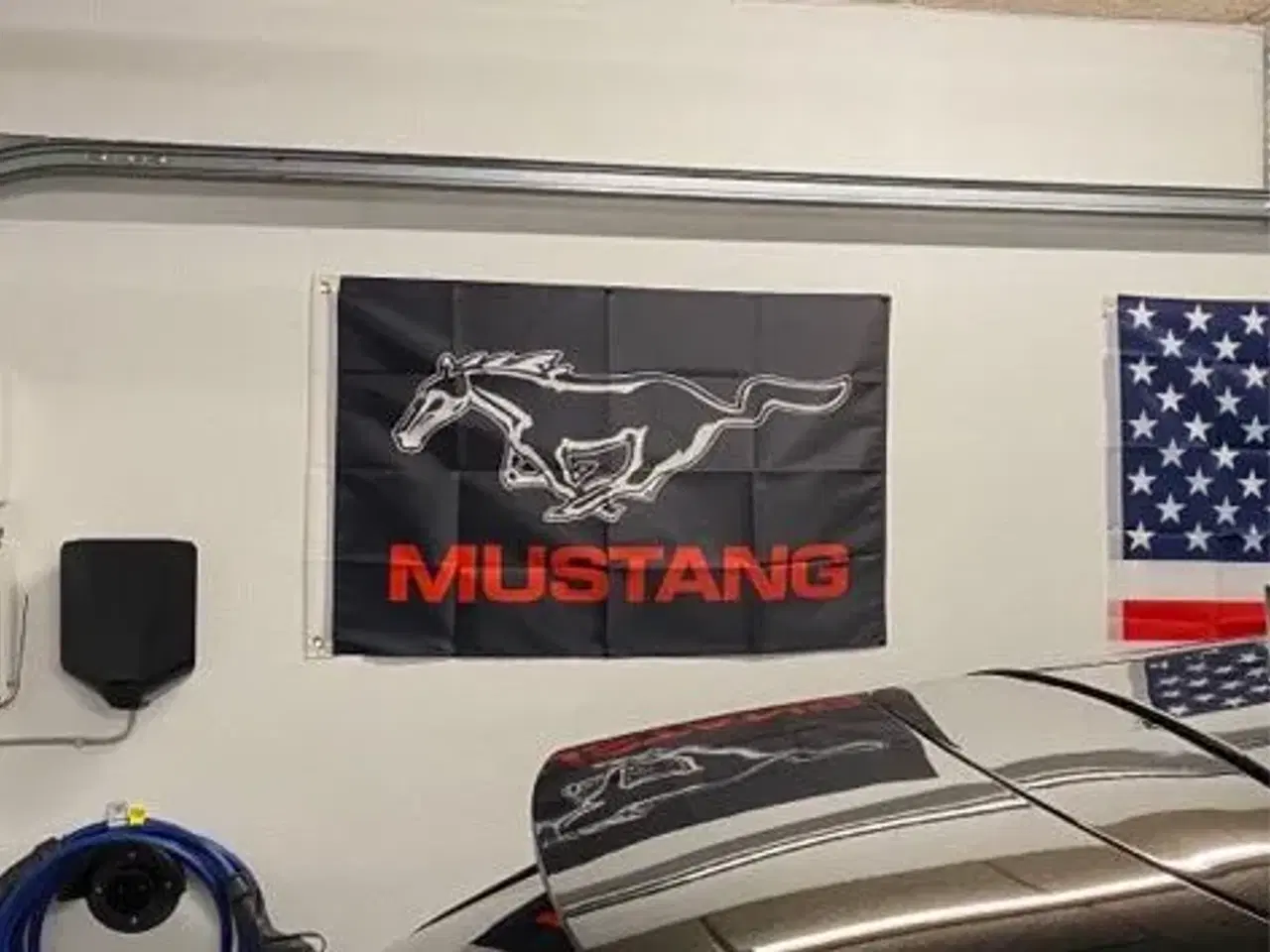 Billede 1 - Flag med Mustang  logo
