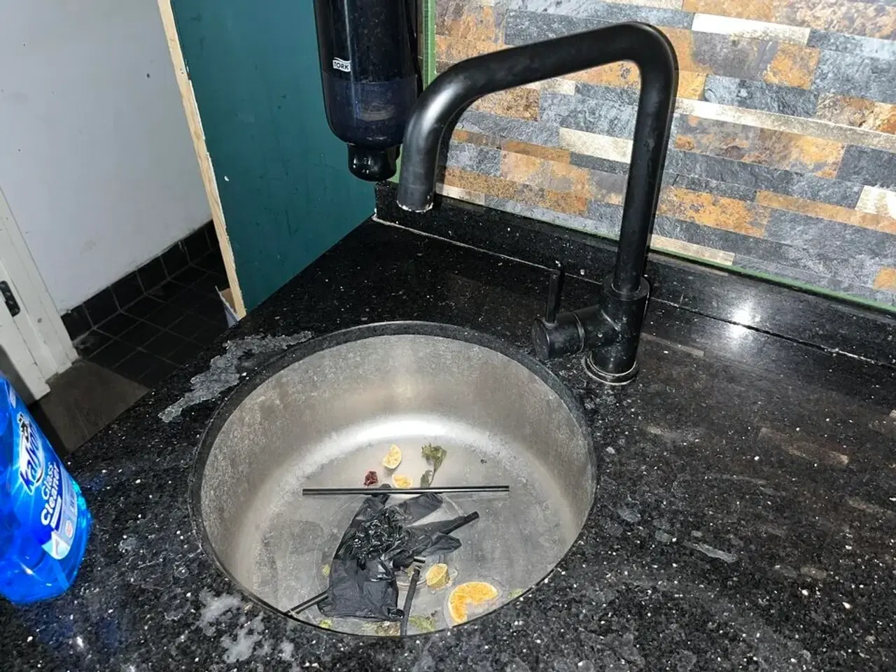 Billede 2 - Disk m. 2. Stk. Vaske stationer og 2. Stk underskabe