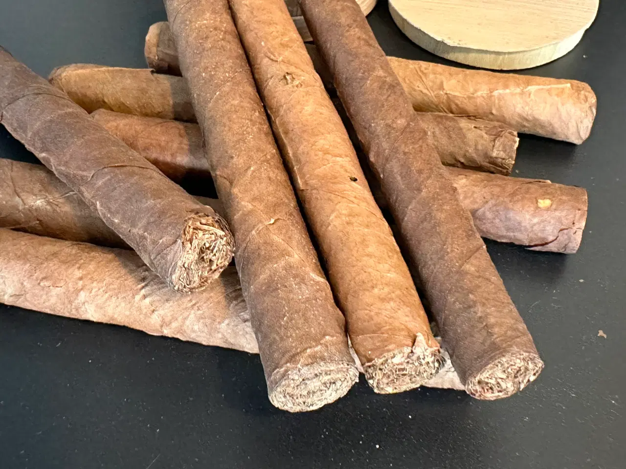 Billede 2 - Ni cigarer i original håndlavet æske. 