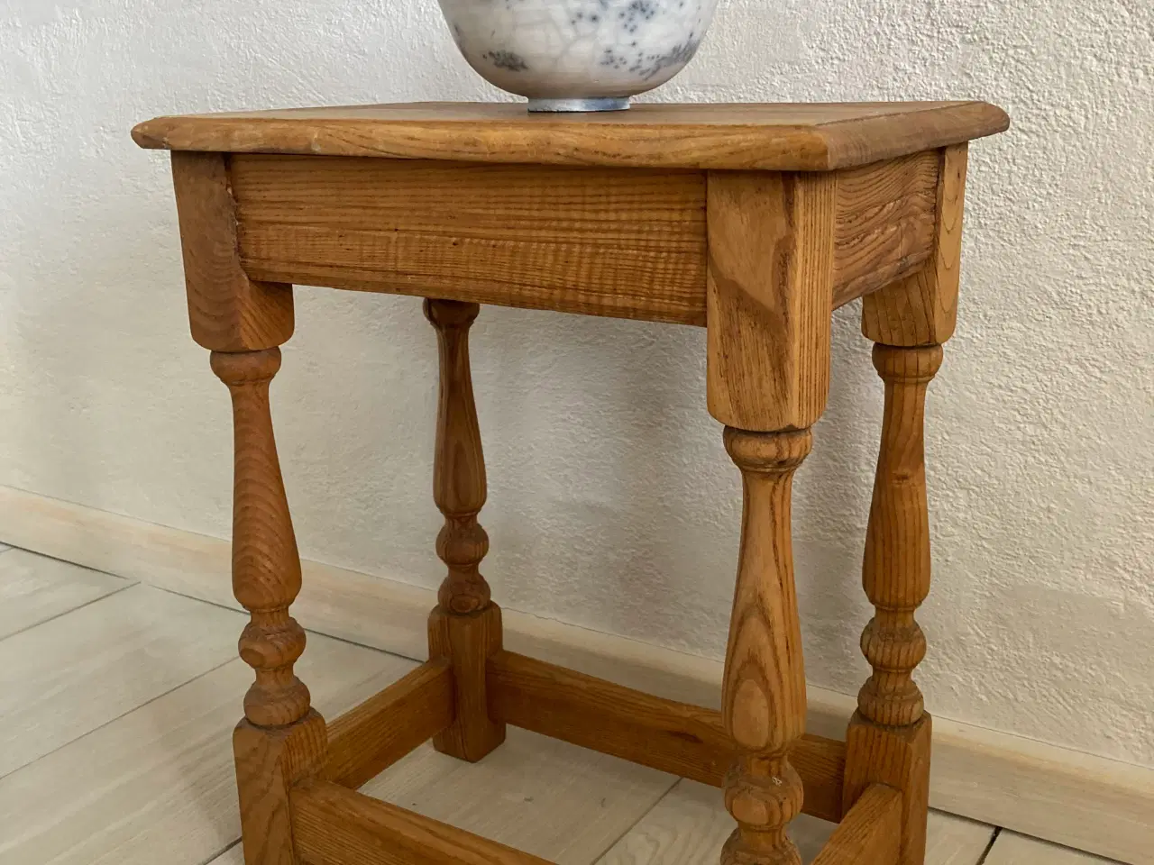 Billede 2 - Dansk 60’er snedkerbord, sidebord, lampebord i fyr