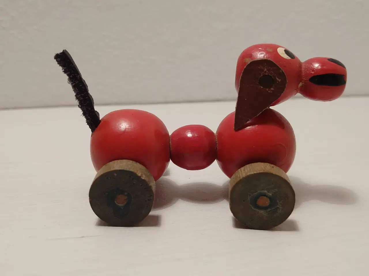 Billede 3 - Gammel træhund på hjul m. skindører og læderhale 