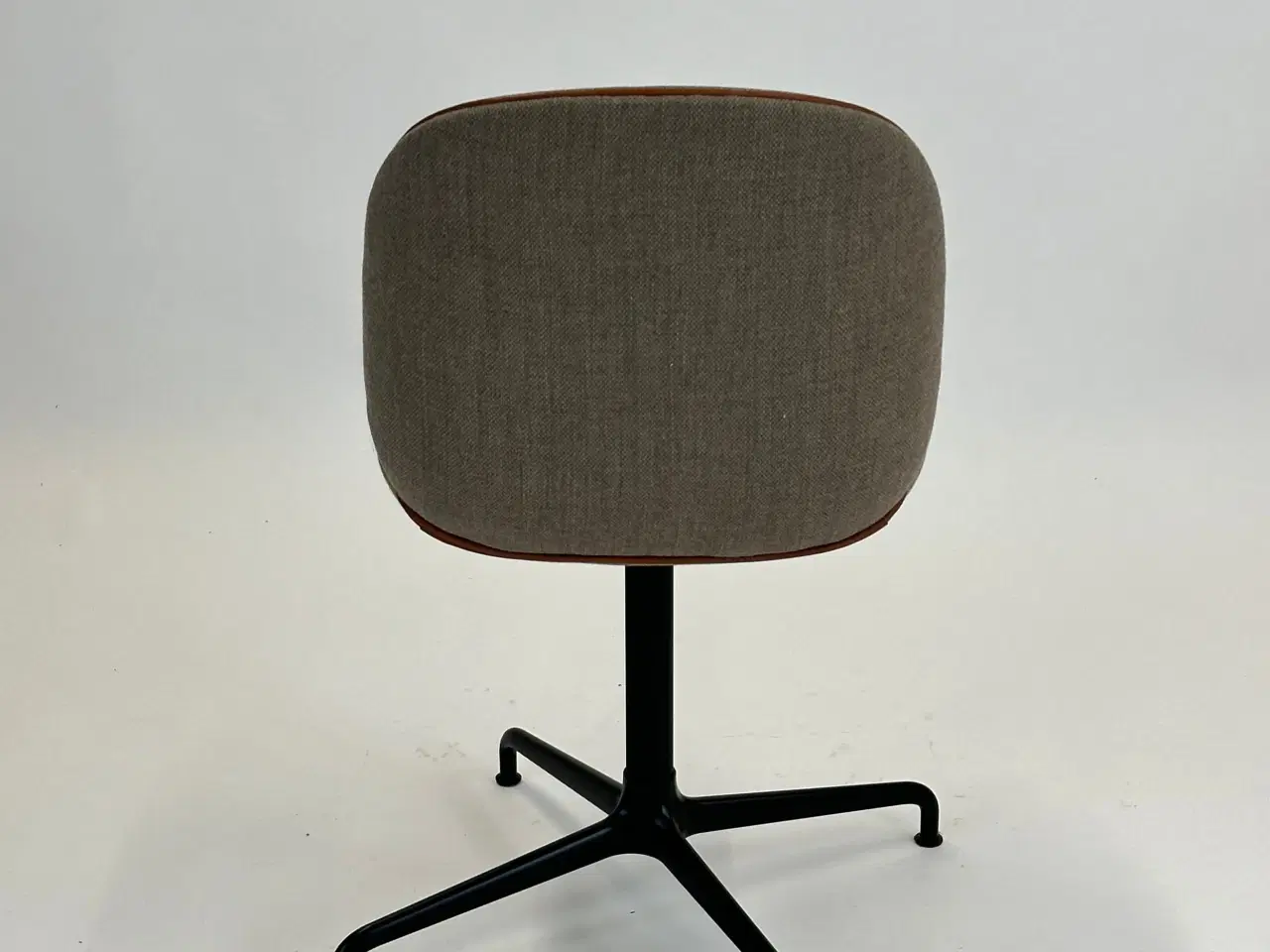 Billede 5 - GUBI | Beetle Meeting Chair (m. brun kant)