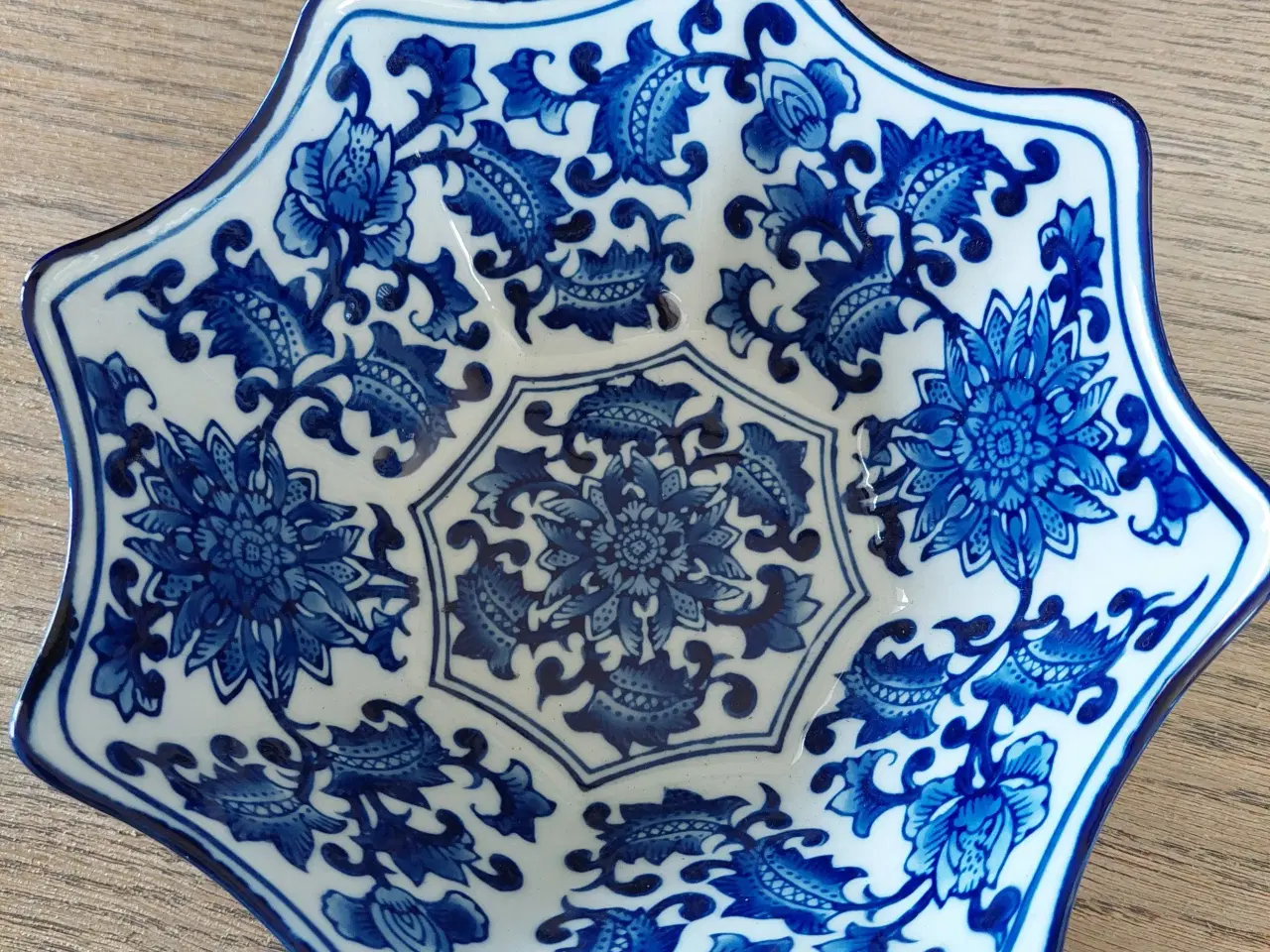 Billede 1 - Porcelæn, skål super flot, hvid med blå tegn