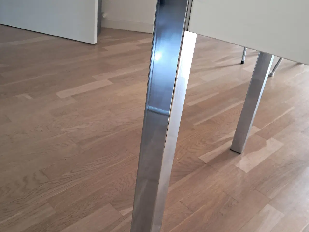 Billede 4 - Hvidt spisebord med metalben 