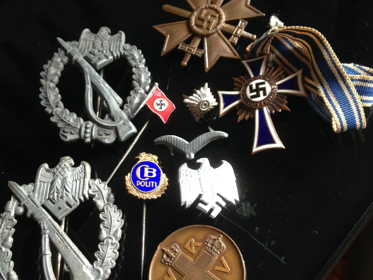 Billede 2 - Købes/Vurderes: Mærker medaljer Militaria