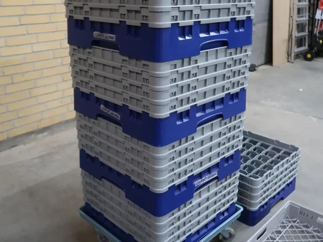 Billede 4 - Lav kurvevogn med 6 stk. opvaskebakker