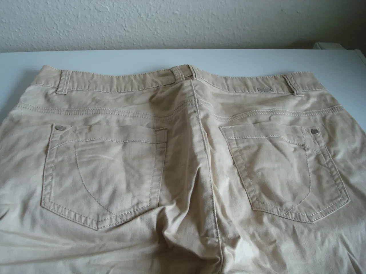 Billede 3 - Dame shorts Micha str. 44 med lynlås og knap