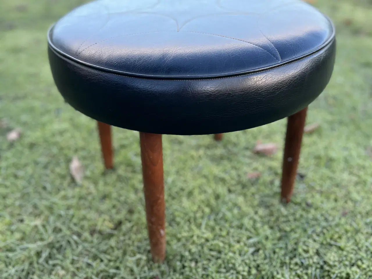 Billede 4 - Rund skammel med dekorationssyninger | Dansk desig