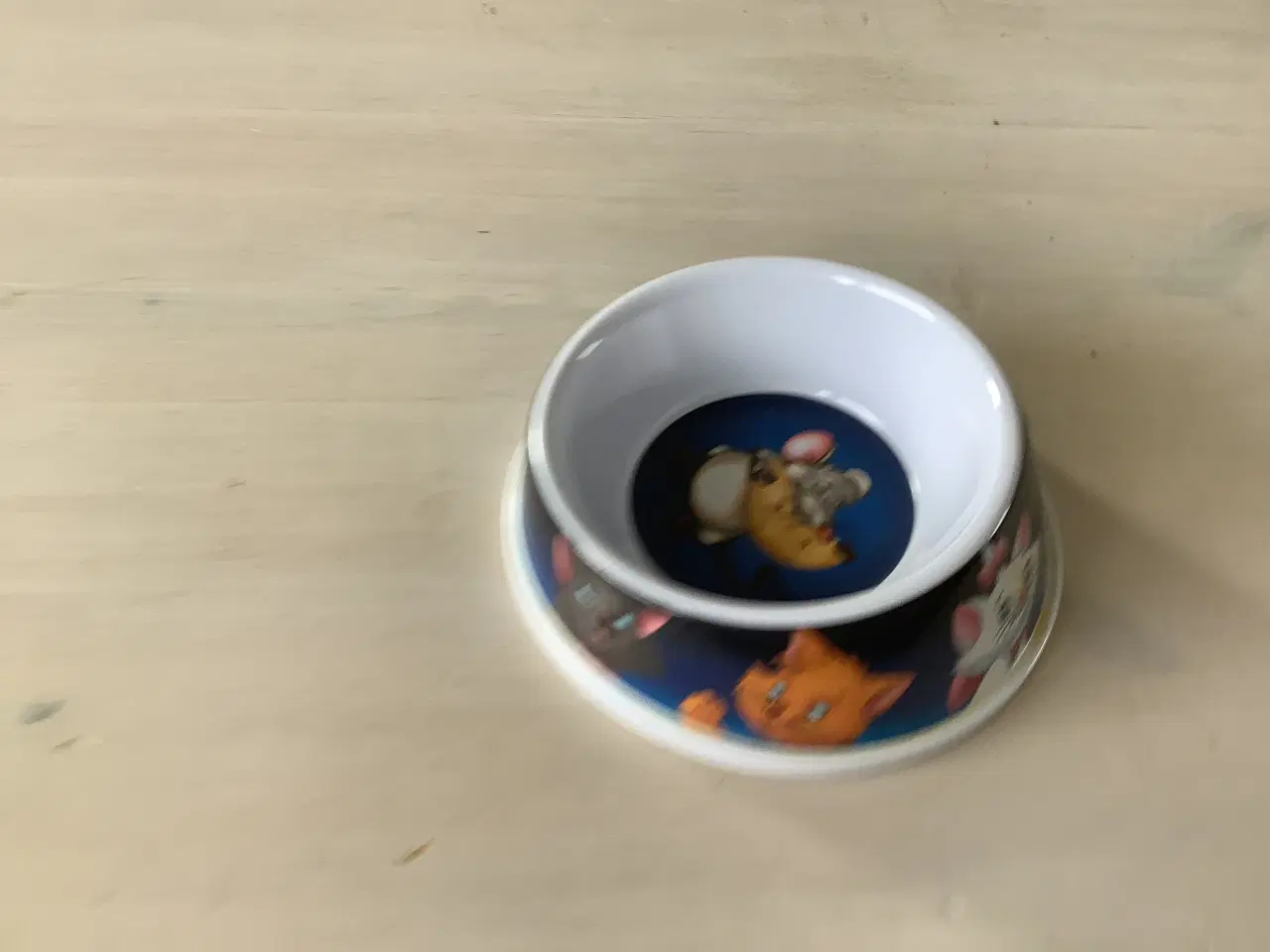 Billede 3 - Kattehalsbånd med klokke + en madskål 