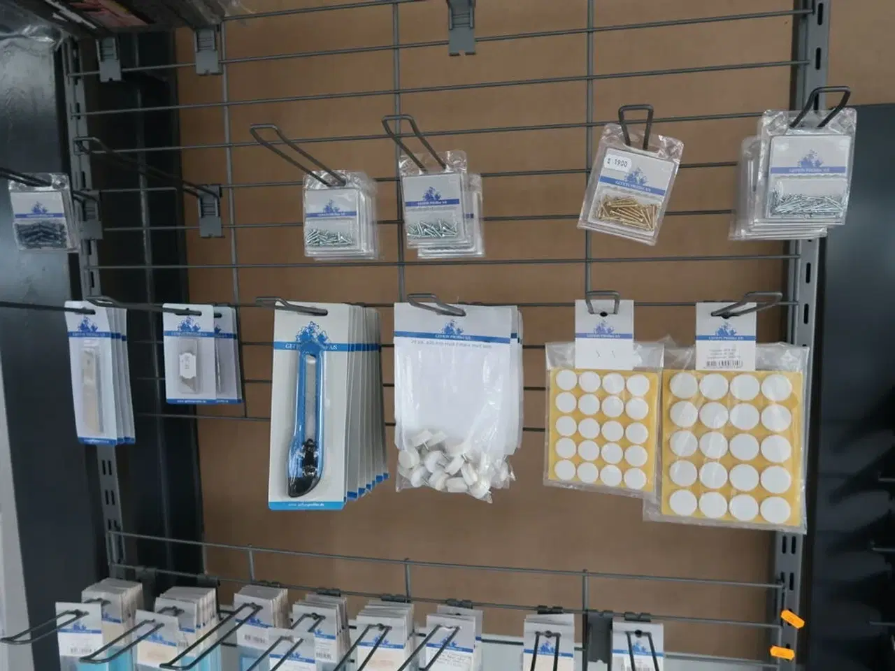 Billede 3 - Stativ med indhold