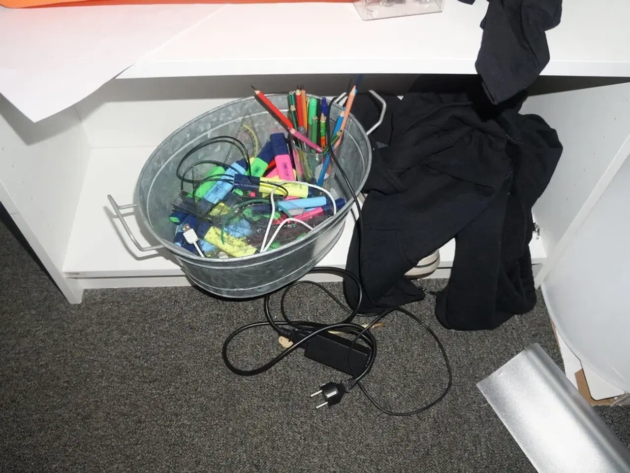 Billede 6 - Reol med indhold af diverse kontorartikler, m.v.