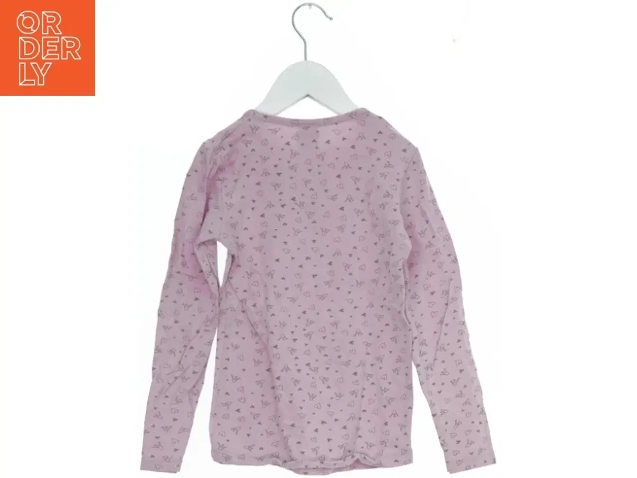 Billede 2 - Langærmet bluse med hjerteprint fra Friends (str. 122)