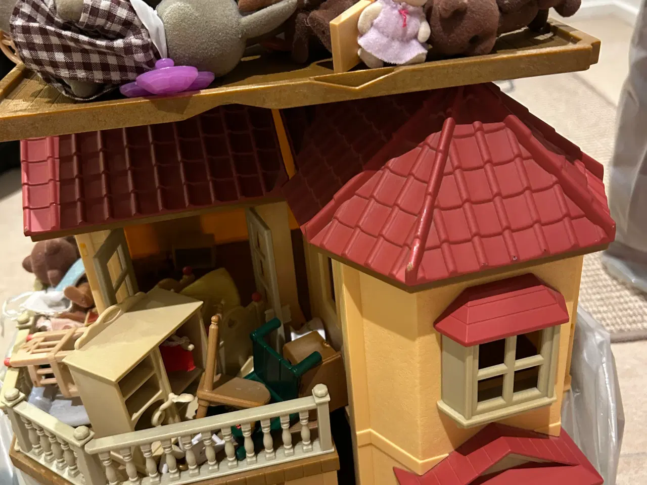 Billede 1 - Sylvanians dukkehus med bil, møbler og dukker